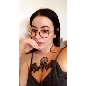 Meet your Posher, Laurie